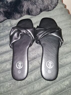 Trary Black Twisted Knot Slide Sandals
